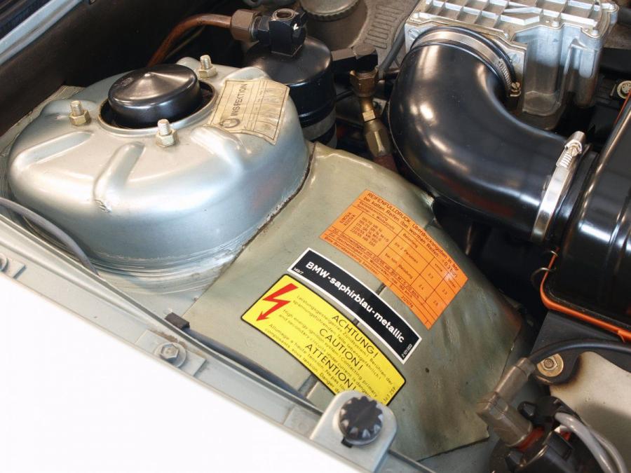 Моторный отсек BMW 633 CSi (E24) 1983 года  (WW) (фото 26 из 30)